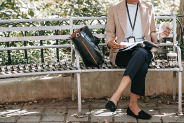 営業を辞めたい女性が検討することは？退職をためらう理由や転職方法について